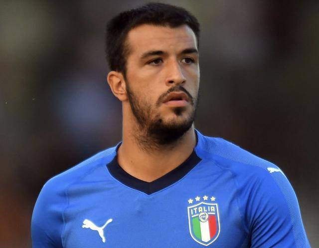 往球场的举 往球场的举