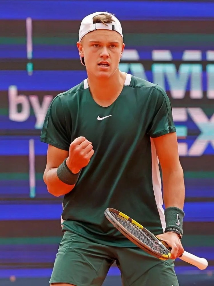 3连胜！郑钦文首次晋级8强赚137万，科斯秋克心.